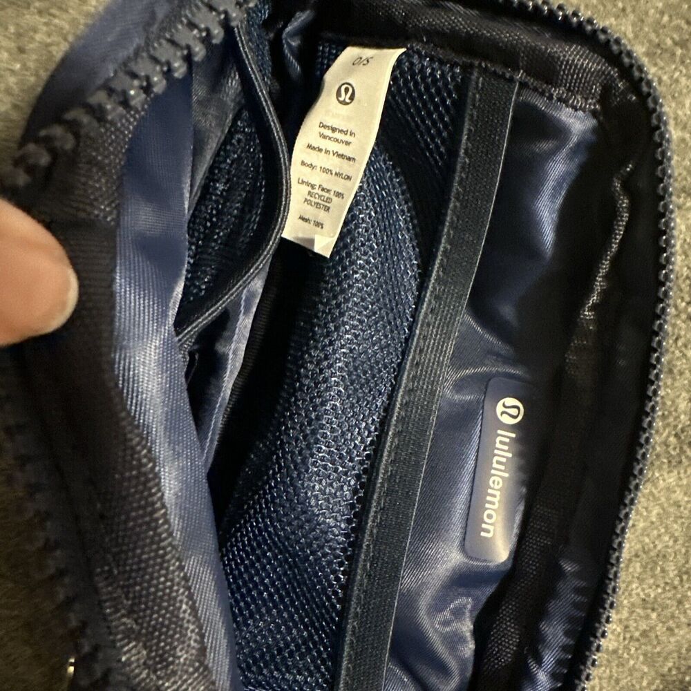 Lululemon Everywhere Belt Bag Navy 1L Brand New - Picture 4 of 4